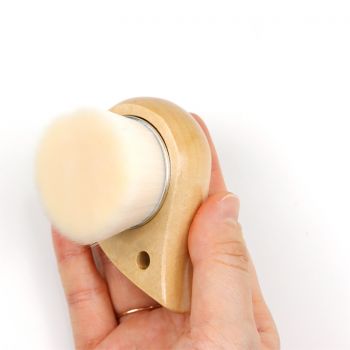 The skin-friendly and comfortable touch facial cleansing brush has a soft texture brush