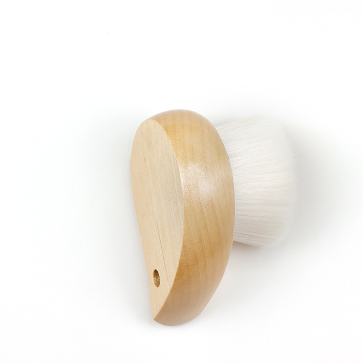 The skin-friendly and comfortable touch facial cleansing brush has a soft texture brush